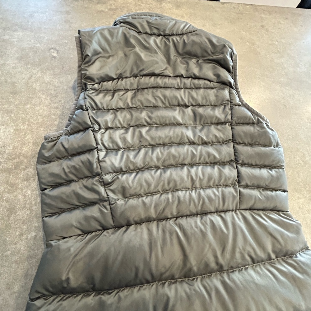 Lululemon goose down longline puffer vest. Size 4. Green. Pockets. New condition - Picture 5 of 13